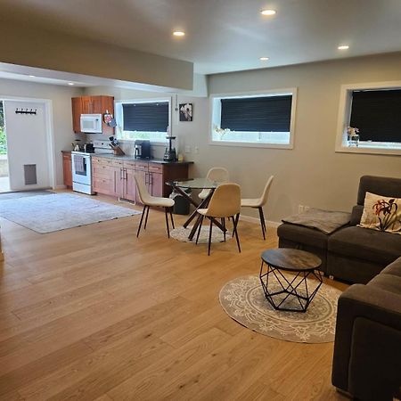 Lovely 1 Bedroom Suite Near Town Victoria Exterior foto