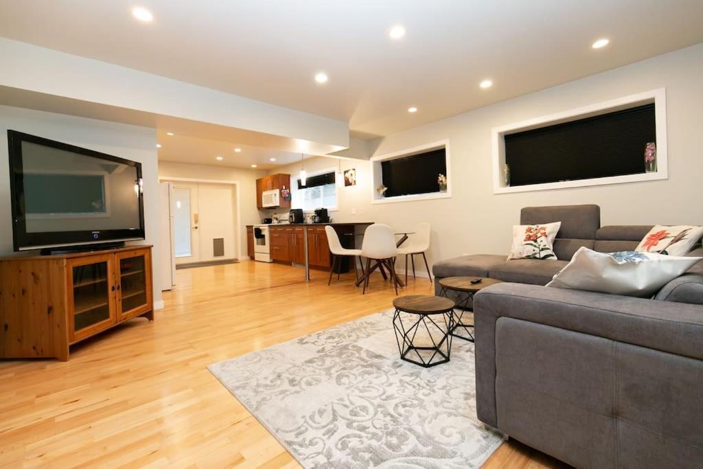 Lovely 1 Bedroom Suite Near Town Victoria Exterior foto